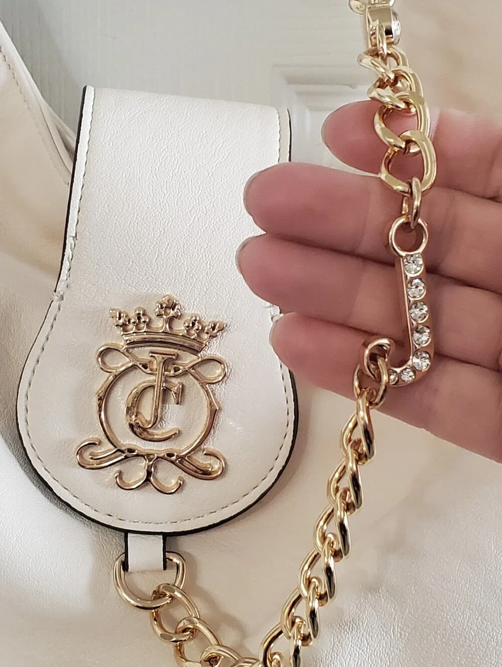 JUICY COUTURE ROYAL CREST HOBO BAG. SOFT WHITE. GOLD TONE CHAIN.